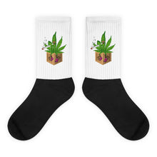 Load image into Gallery viewer, Smoke &amp; Chill (Socks) White
